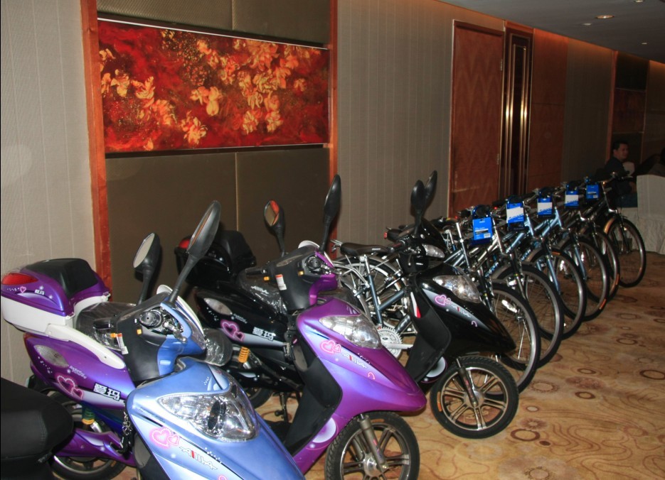 擺放在現(xiàn)場(chǎng)的獎(jiǎng)品（親~特等獎(jiǎng)不在這唷~）